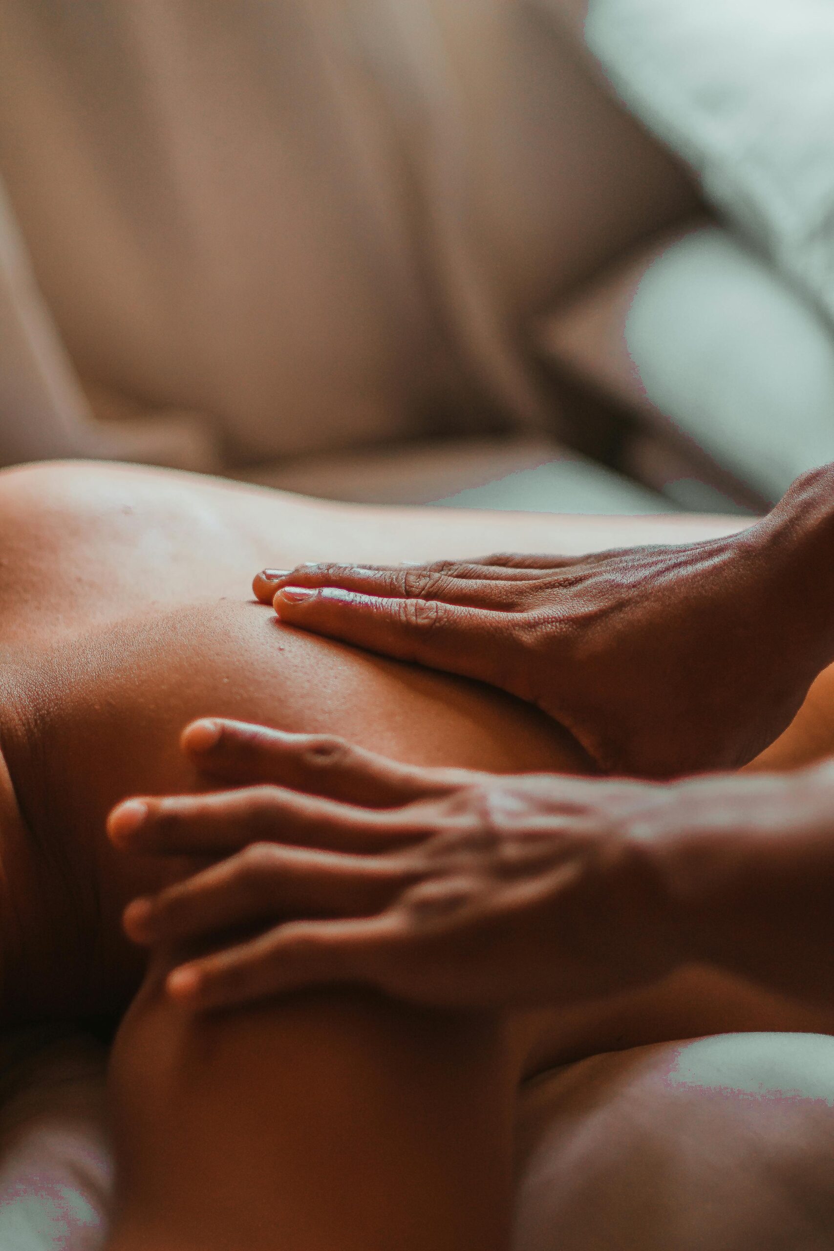 Zoom sur un massage du dos avec des mains en train de masser.