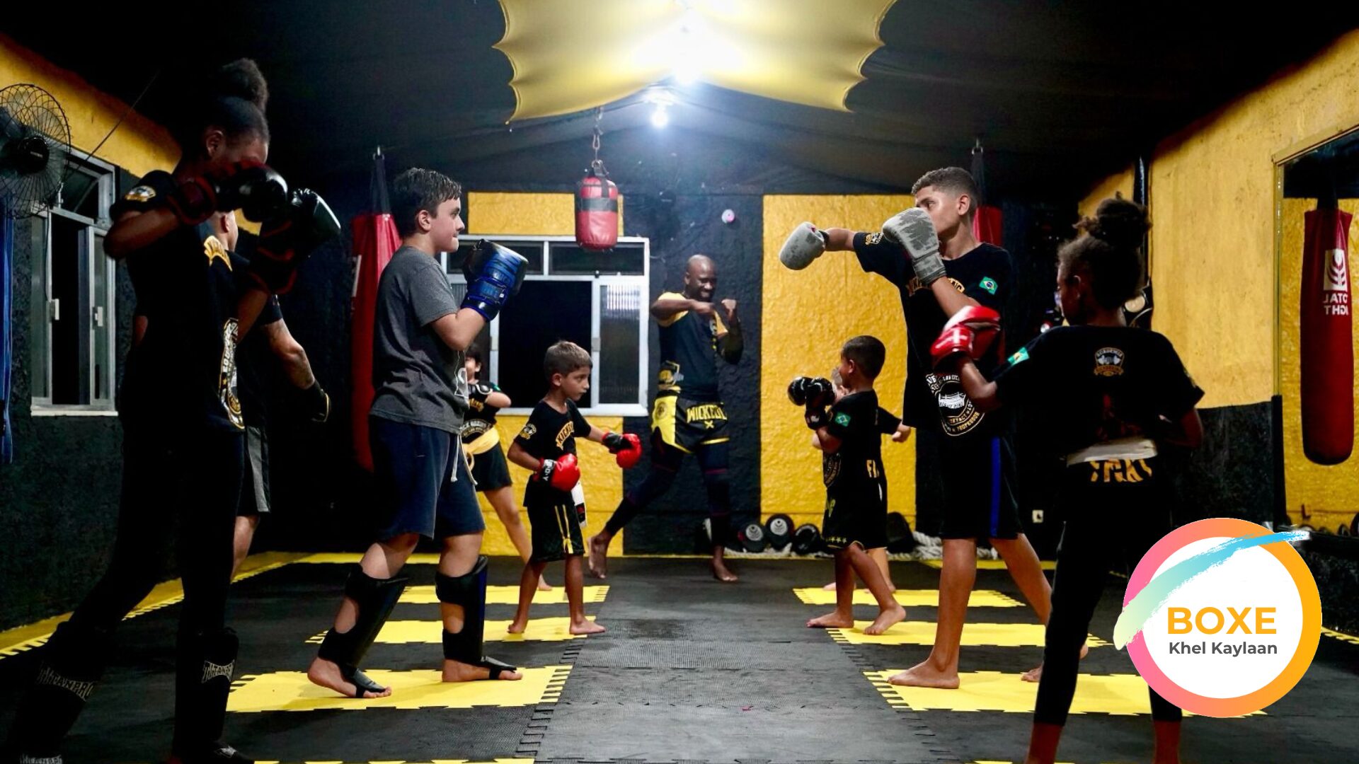 Cours de boxe avec des enfants sur un ring.