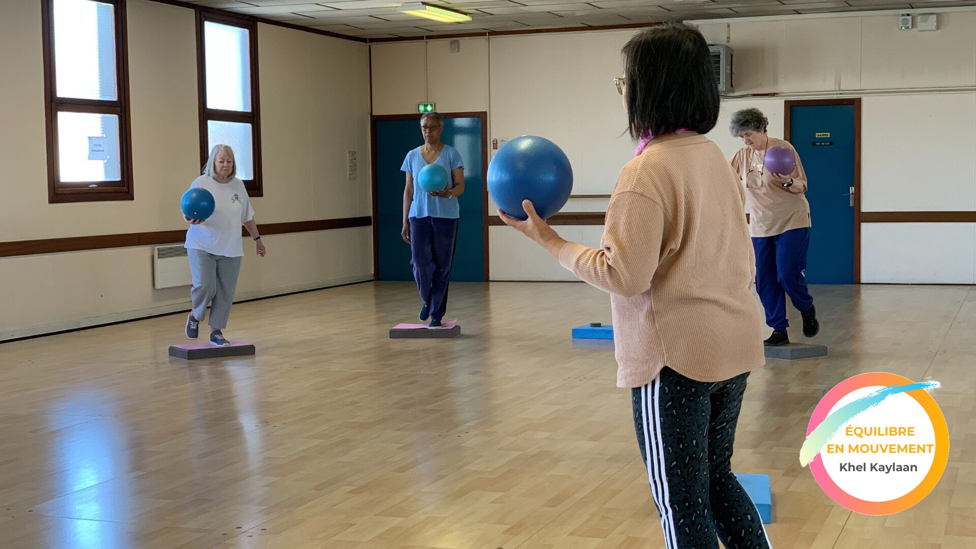 Seniors participant à une activité physique pour travailler leur équilibre et leur mobilité avec Khel Kaylaan.