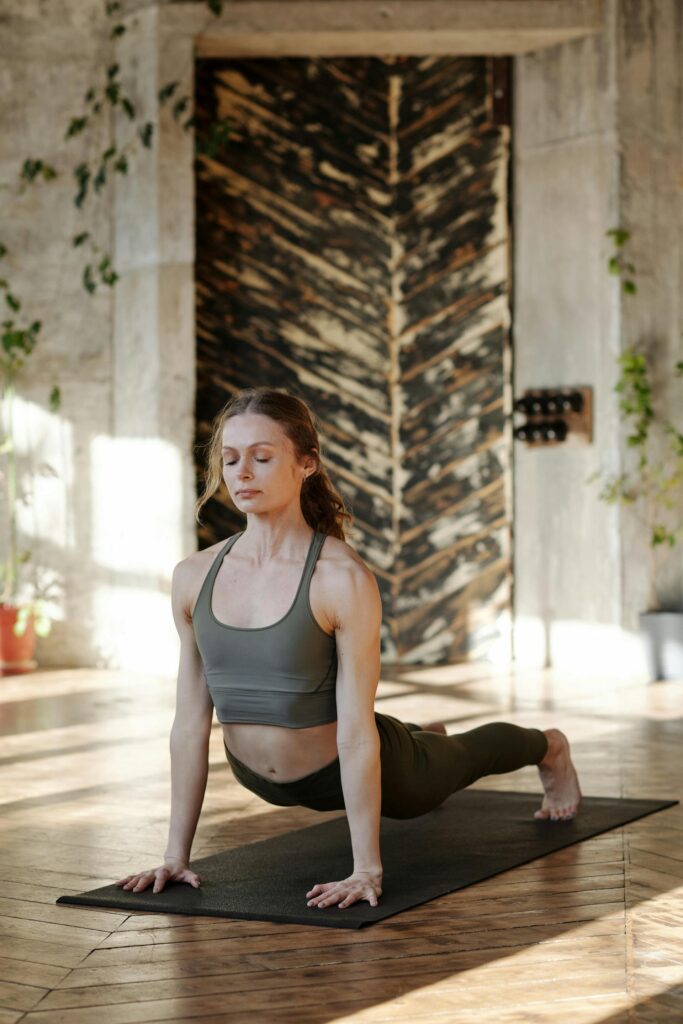 Une femme pratiquant la posture du cobra en Yoga Flow.