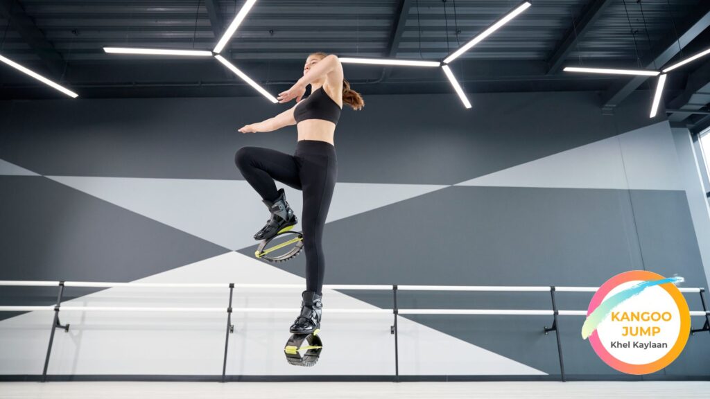 Femme en train de sauter avec des patins Kangoo Jump.