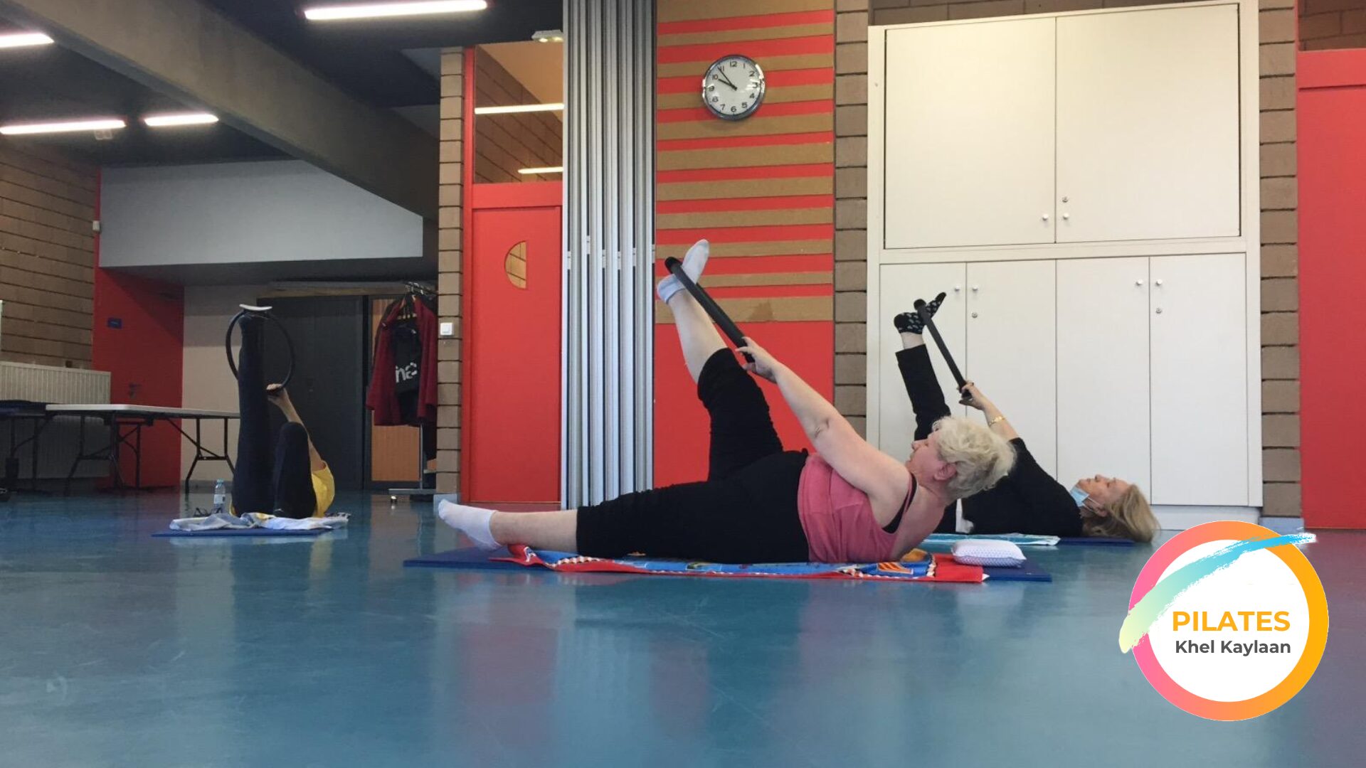 Seniors en train de faire pilates avec un anneau.