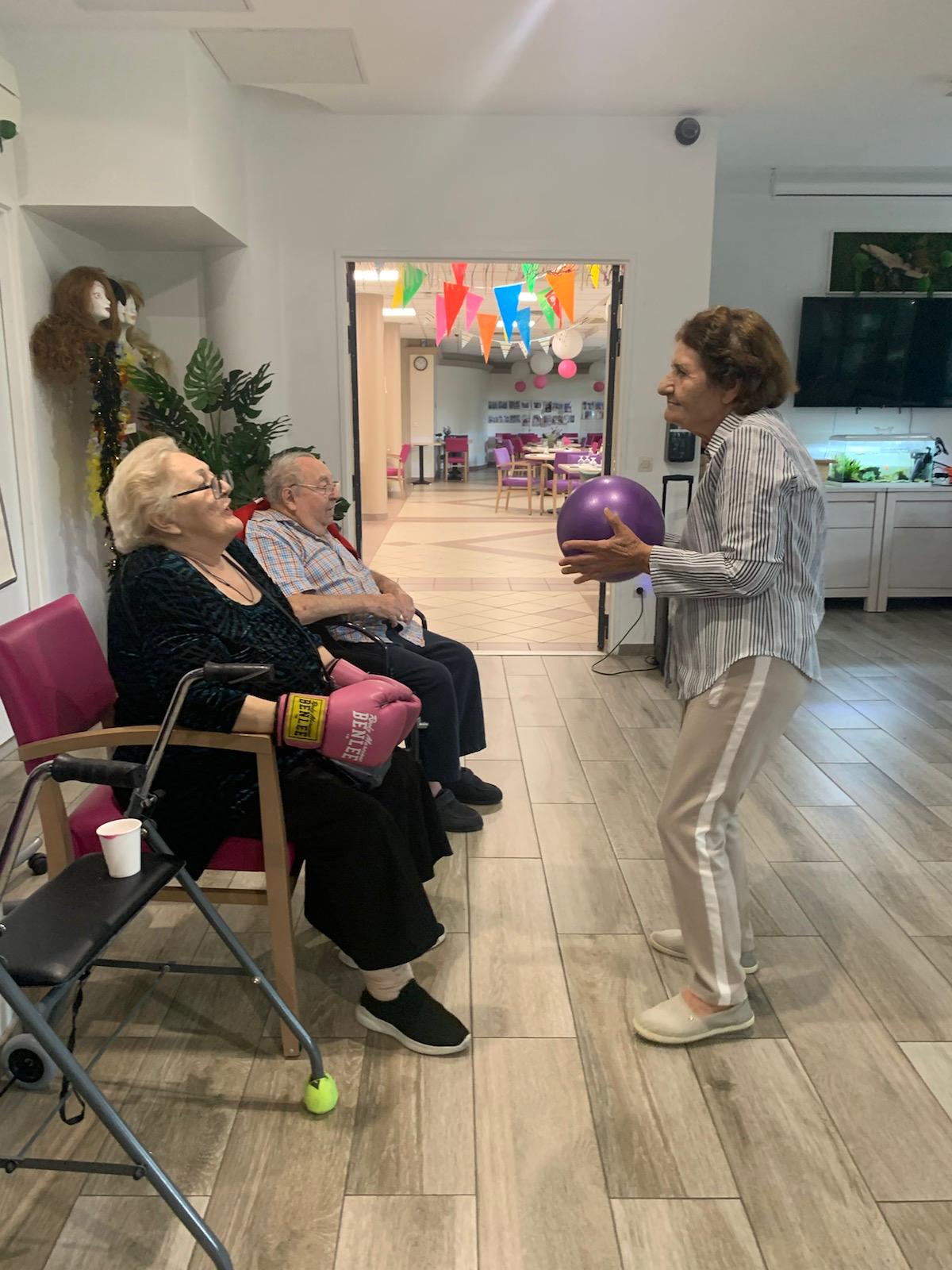 Sport seniors sur chaise