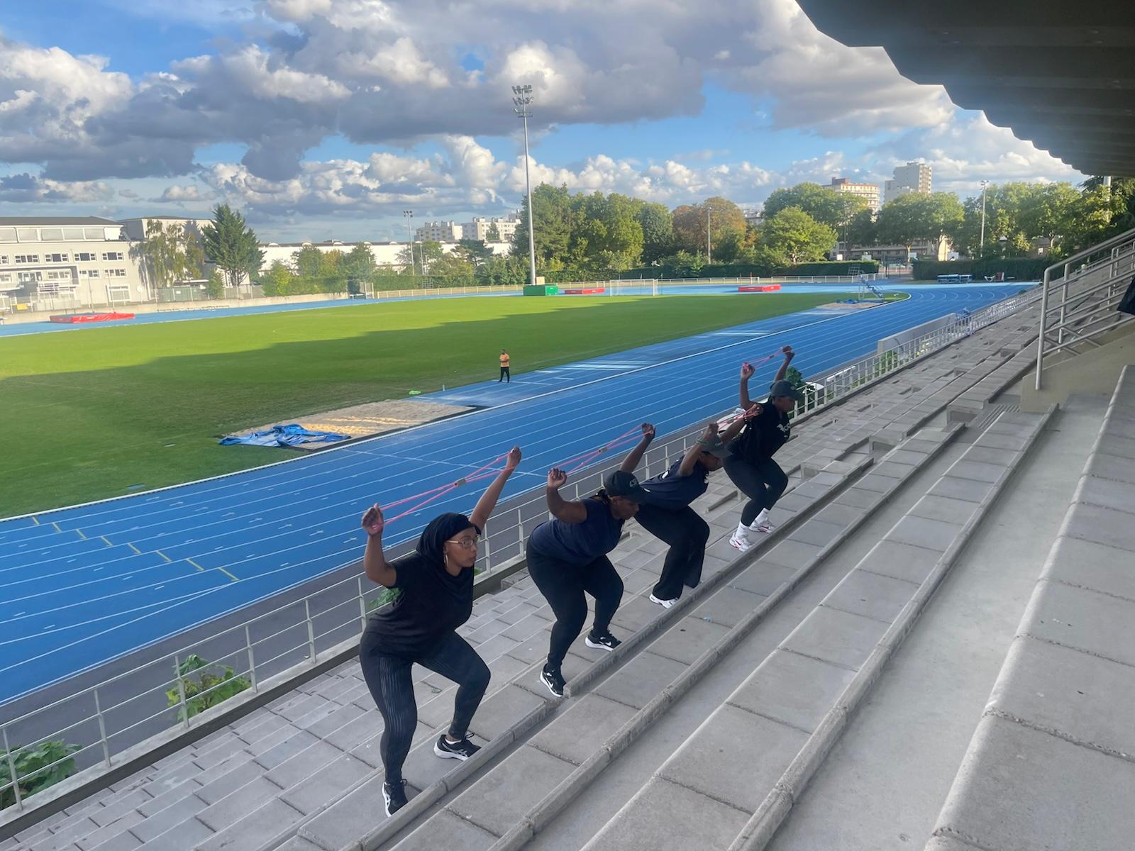Femmes enceintes pratiquant le postural ball dans un cours collectif.