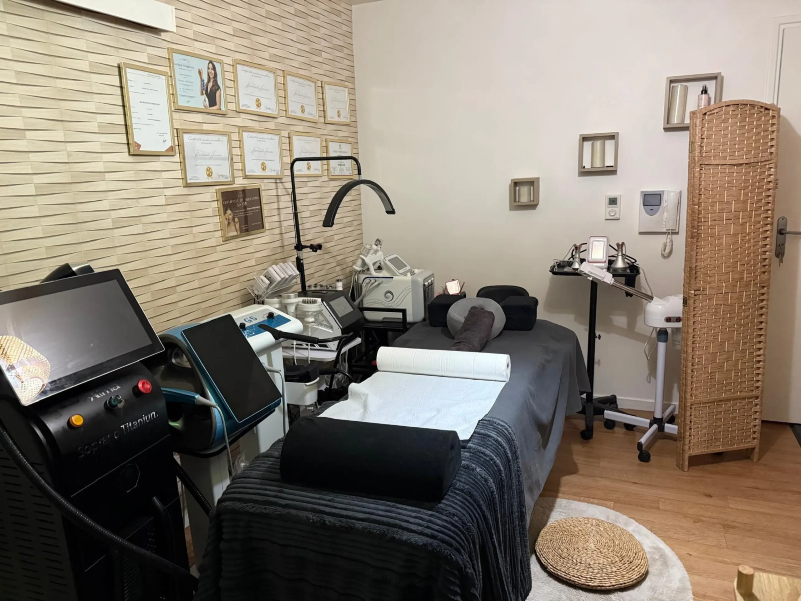 Salle de soins de l'institut de madérothérapie avec les machines utilisées pour les séances de bien-être